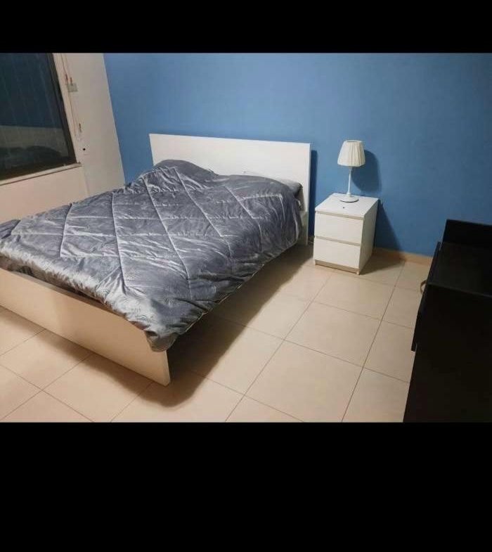 700