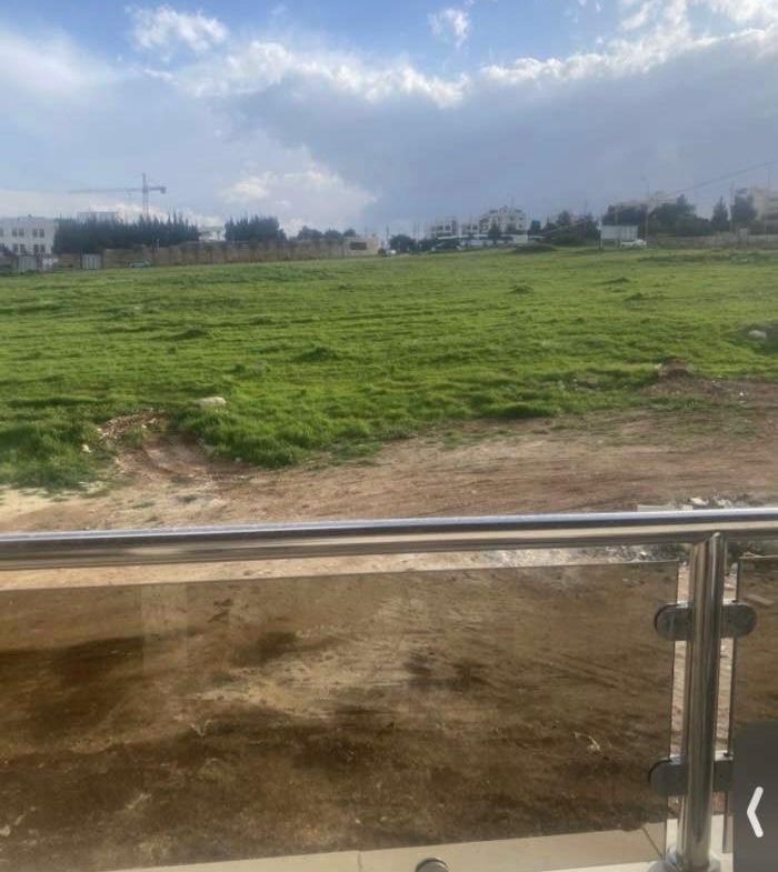 700